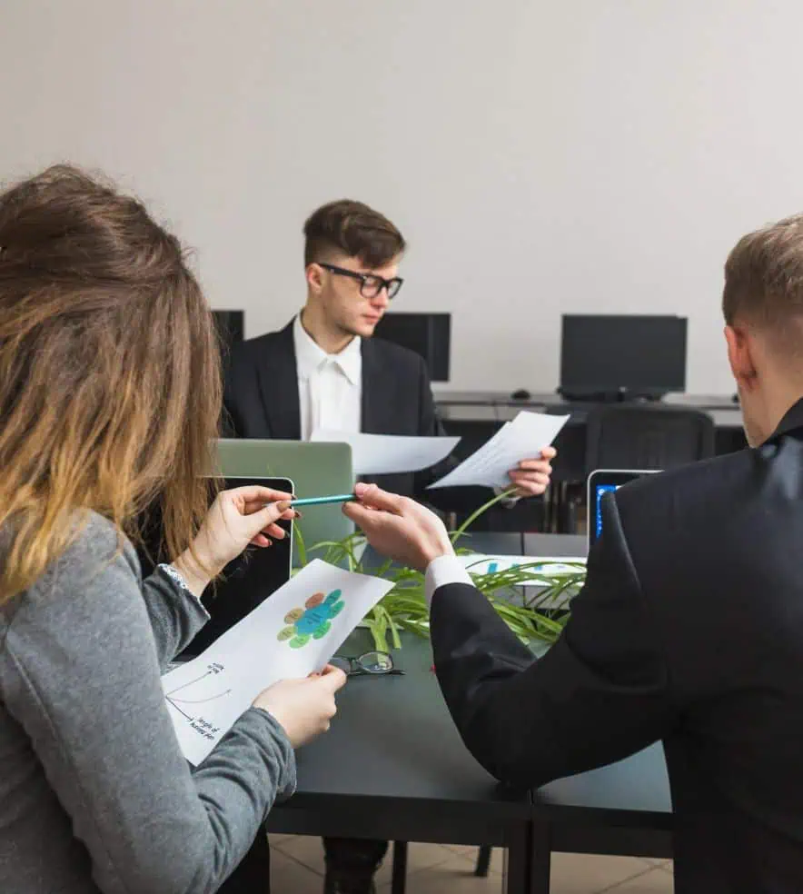 Personas jóvenes reunidas