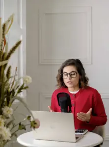 Mujer ofreciendo servicios de inglés para negocios