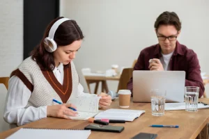 interprete profesional trabajando en oficina
