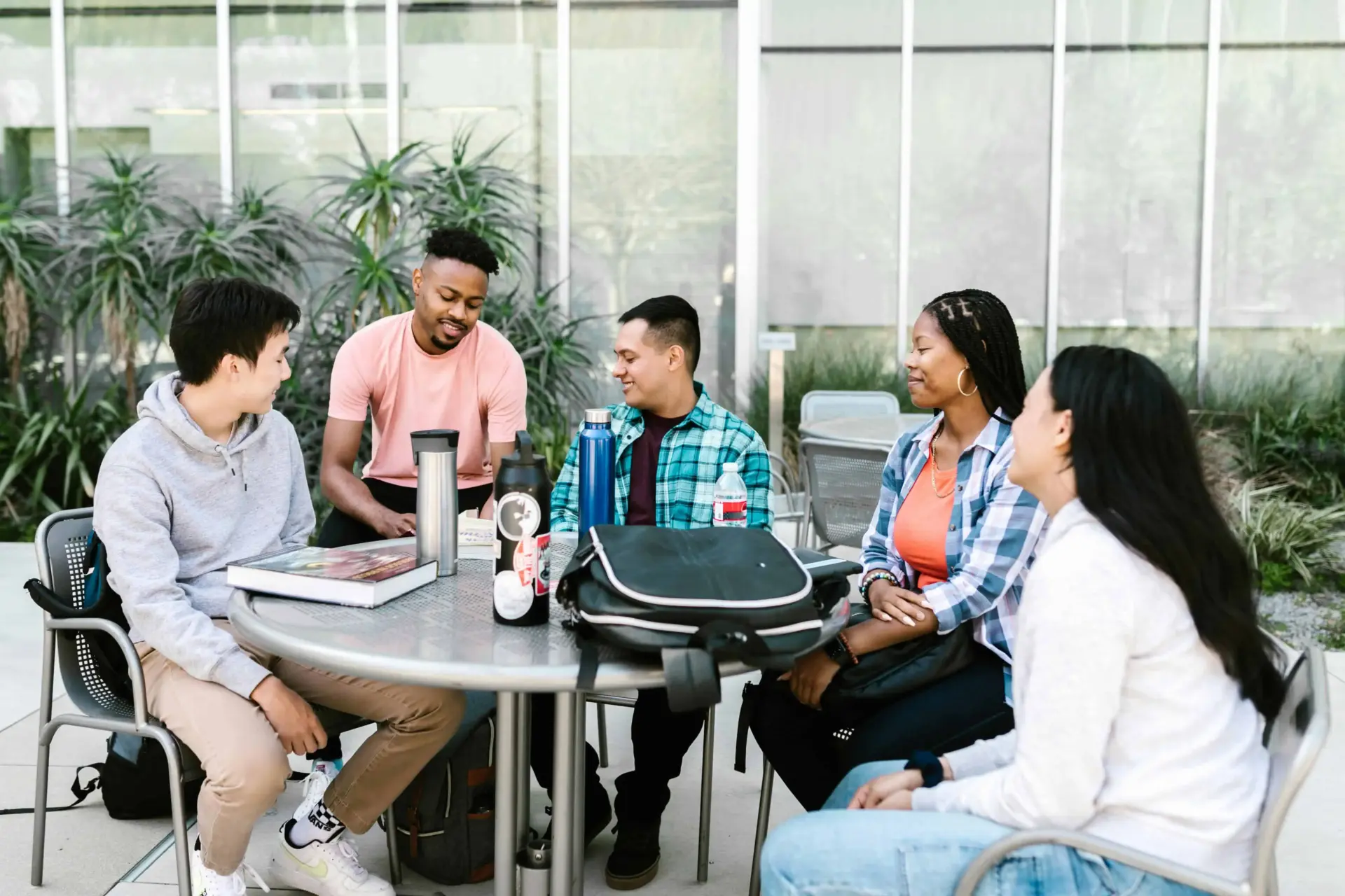 Personas jóvenes reunidas