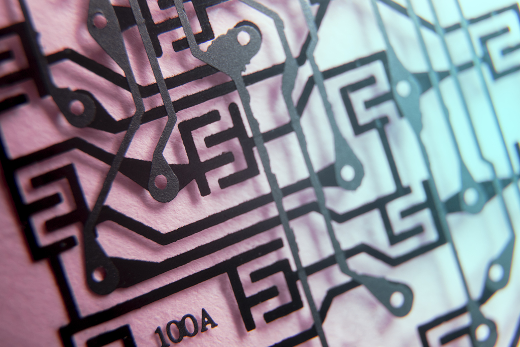 Placa de circuitos en primer plano, tecnología detrás de un traductor neuronal
